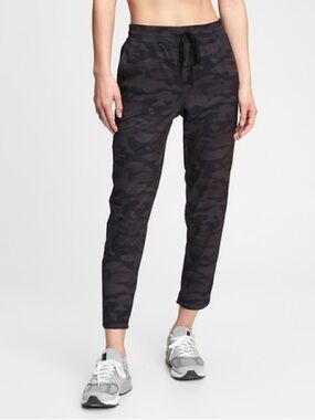 GapFit recycled runaround joggers black/gray camouflage XS